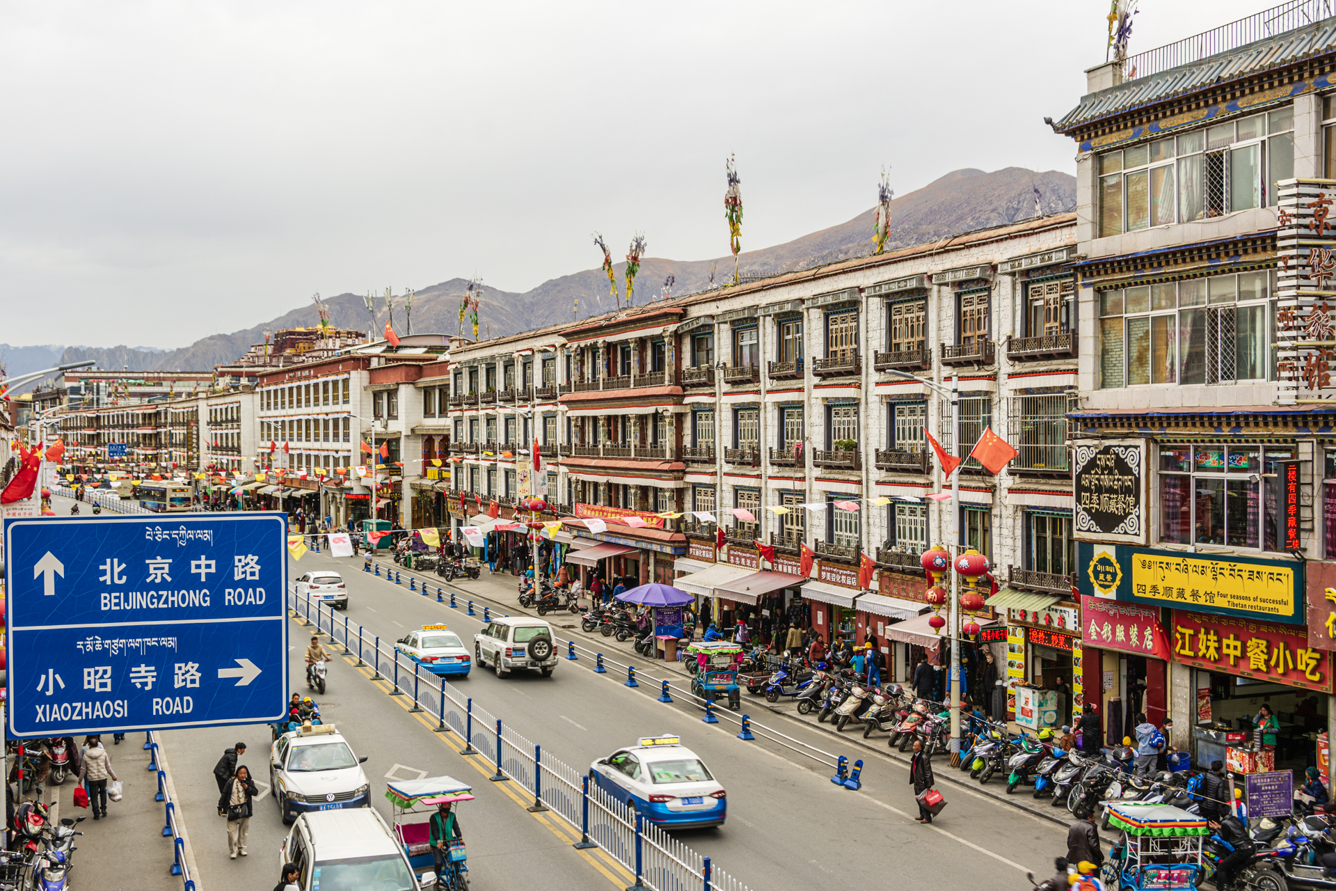 Lhasa Fußgängerbrücke Beijing Lu